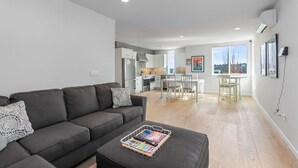 TV - The Futuristic Hoverboard Sweet Suite (Seattle)