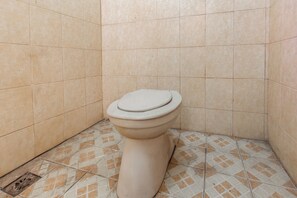 Habitación económica doble | Baño | Ducha, toallas y jabón
