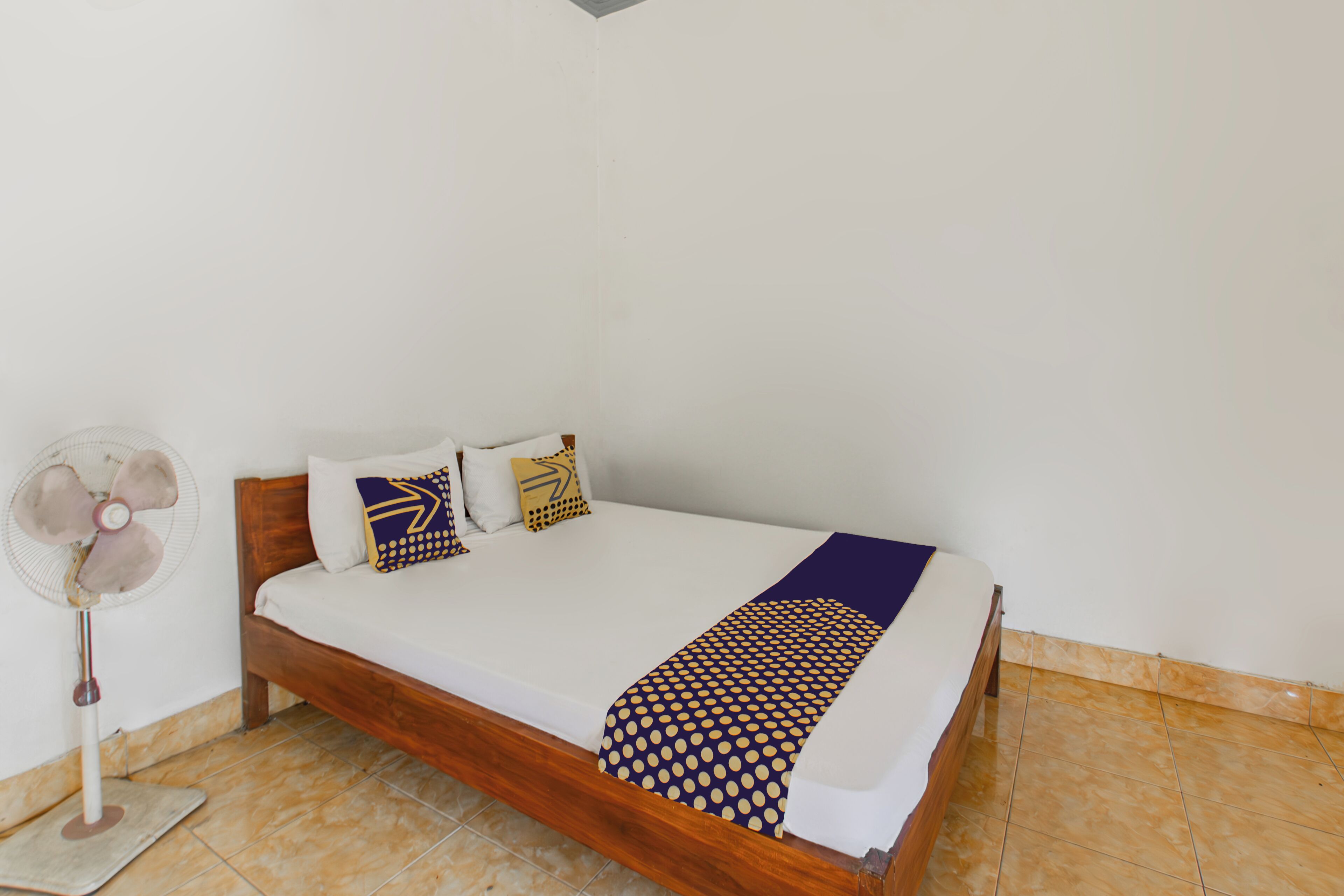 Quarto casal econômico | Escrivaninha, Wi-Fi de cortesia, roupa de cama