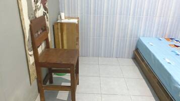 Quarto casal econômico | Escrivaninha, Wi-Fi de cortesia, roupa de cama