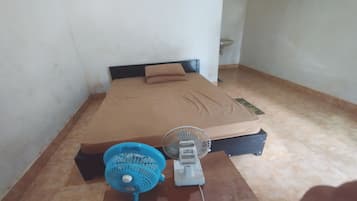 Economy Double Room | Desk, free WiFi, bed sheets