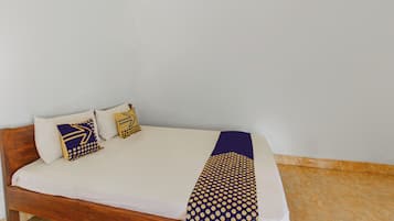 Escritorio, wifi gratis y ropa de cama
