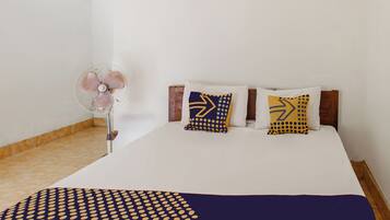 Economy tweepersoonskamer | Een bureau, gratis wifi, beddengoed