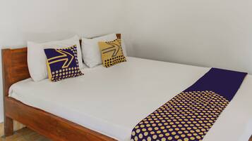 Escritorio, wifi gratis y ropa de cama