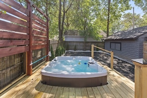 Outdoor spa tub - Beautiful Broad Ripple House (Indianapolis)
