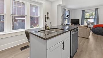 Jääkaappi, mikroaaltouuni, uuni, liesi