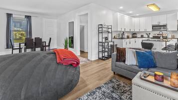 Télévision, cheminée, jeux vidéo, espaces bureaux