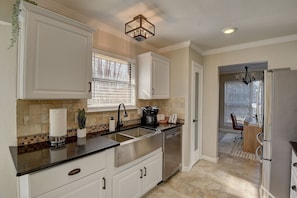 Kylskåp, mikrovågsugn, ugn och spishäll