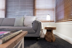 TV - Classic Cottage: Near CBD, Hospital & Parking (South Launceston)