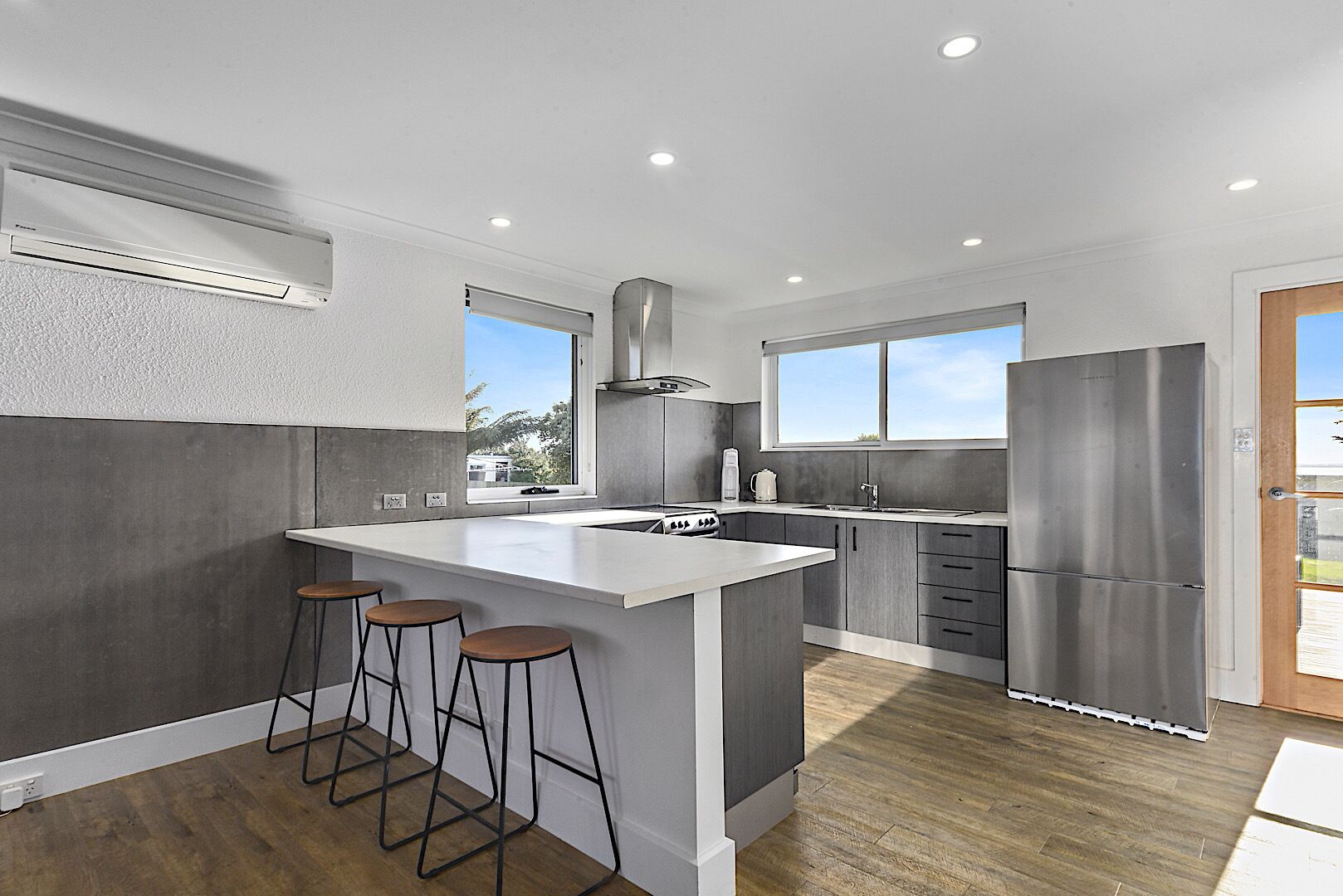 Frigorífico, microondas, horno y placa de cocina