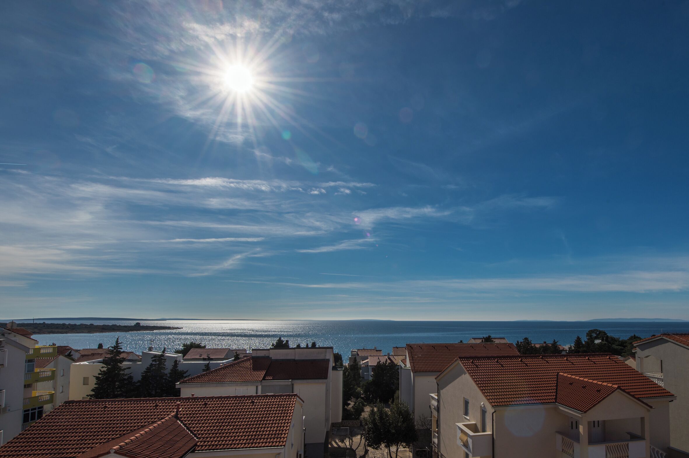 Zona residencial costera con edificios y una vista despejada al mar.