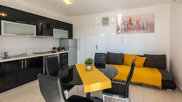 Standard Apartment, 1 Bedroom, Non Smoking, Terrace | Living area