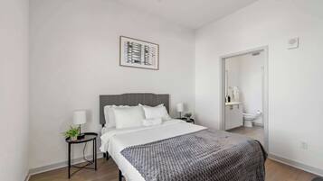 2 bedrooms, desk, iron/ironing board, WiFi