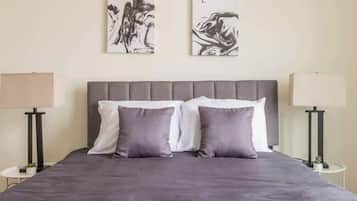 1 slaapkamer, een bureau, een strijkplank/strijkijzer, wifi