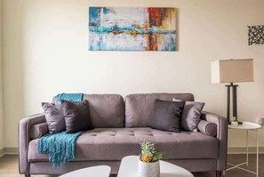 TV, offices - Stunning Nulu 1BR CozySuites 03 (Louisville)