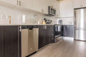 Fridge, microwave, oven, stovetop - Stunning Nulu 1BR CozySuites 03 (Louisville)