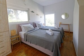 2 bedrooms, iron/ironing board, travel cot, free WiFi - Avlaki Getaway Villa (Porto Rafti)