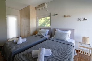 2 habitaciones, tabla de planchar con plancha y cuna de viaje 