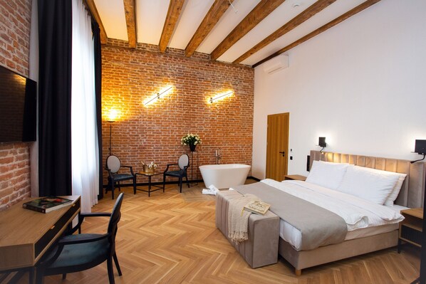 Superior Double Room | Premium bedding, minibar, in-room safe, individually decorated - Hotel Teatr (Kraków)