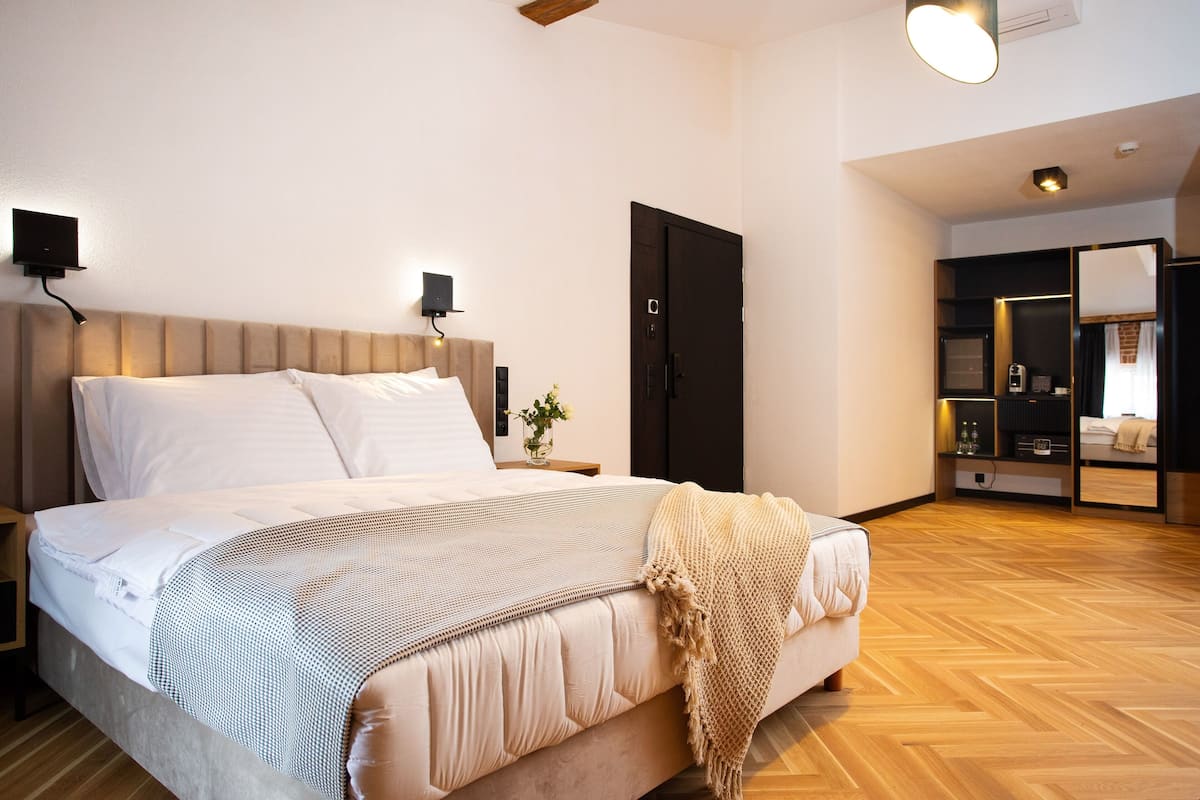 Deluxe Double Room | 1 bedroom, premium bedding, minibar, in-room safe