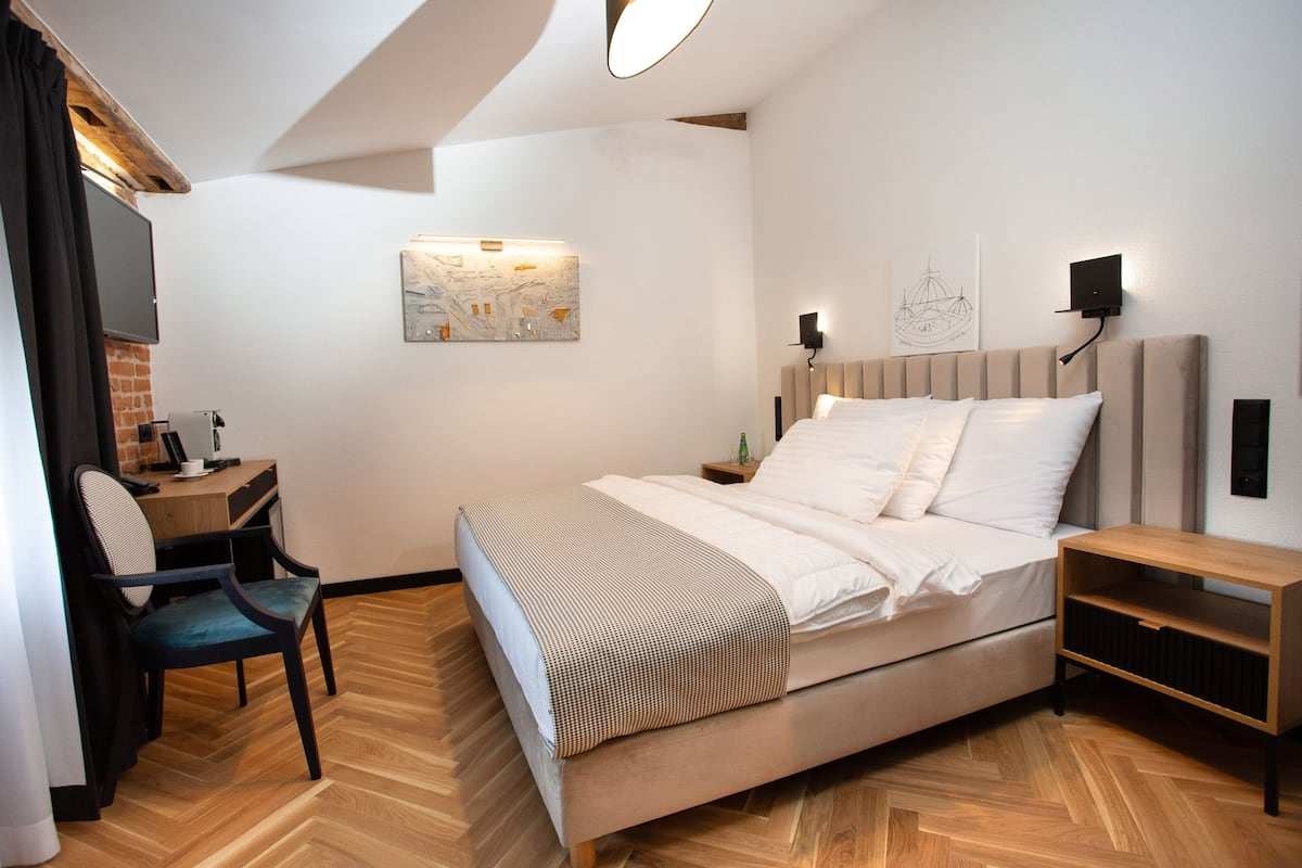 Single Room | 1 bedroom, premium bedding, minibar, in-room safe