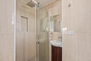 Douche, serviettes fournies