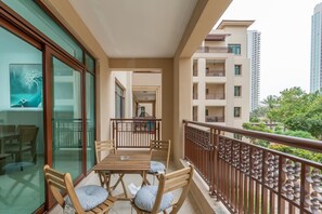 Premier Apartment | Terrace/patio - Lux BnB Greens & Views Lake View (Dubai)