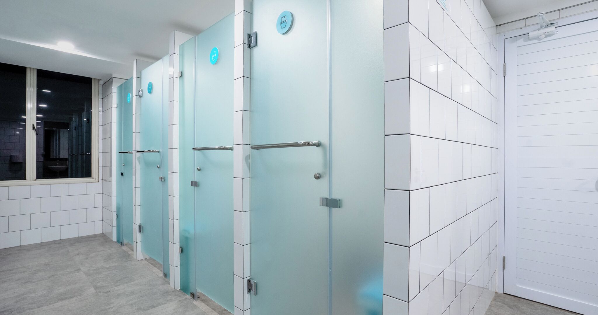 Shower, rainfall showerhead, free toiletries, slippers