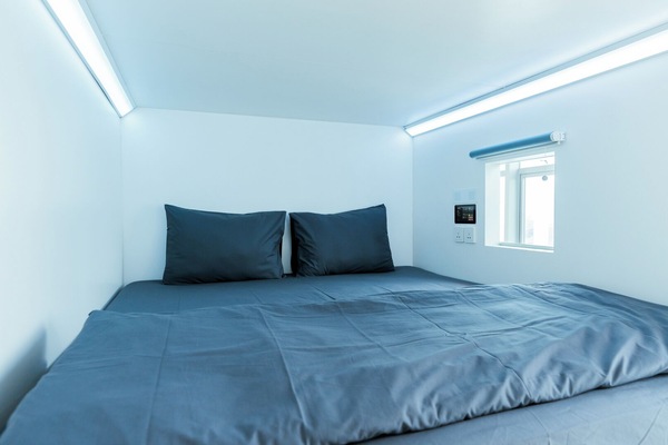 Desk, soundproofing, free WiFi, bed sheets