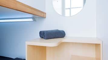 Escritorio, sistema de insonorización, wifi gratis y ropa de cama
