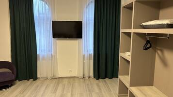 Deluxe-Zimmer | 2 Schlafzimmer, individuell dekoriert, Bügeleisen/Bügelbrett