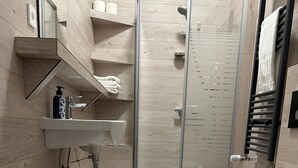 Habitación Deluxe | Baño | Amenidades de baño gratuitas
