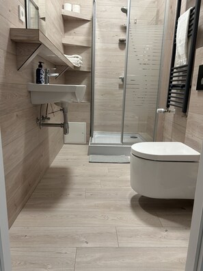 Deluxe Room | Bathroom | Free toiletries