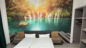 Habitación Deluxe | Tabla de planchar con plancha y decoración personalizada