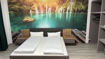 Tabla de planchar con plancha y decoración personalizada