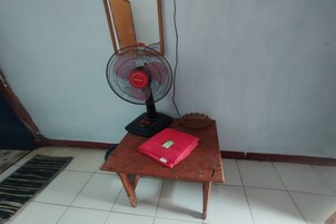 Escritorio, wifi gratis y ropa de cama 