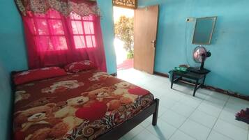 经济双人房 | 办公桌、免费 WiFi、床单