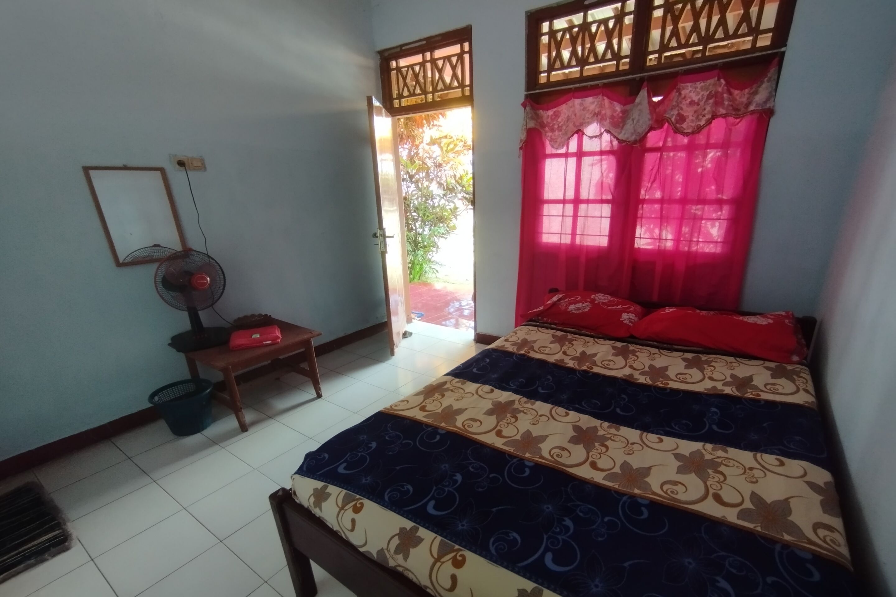 Quarto casal econômico | Escrivaninha, Wi-Fi de cortesia, roupa de cama