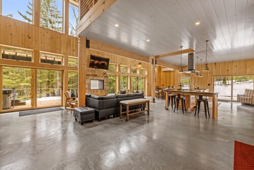 Mountain Cabin Perfect for Ski Vacation w/Hot Tub