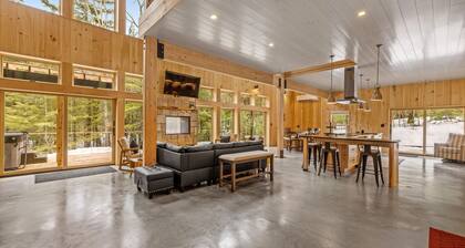 Mountain Cabin Perfect for Ski Vacation w/Hot Tub