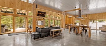 Leaf Peeping Retreat w/Hot Tub, Pet Friendly