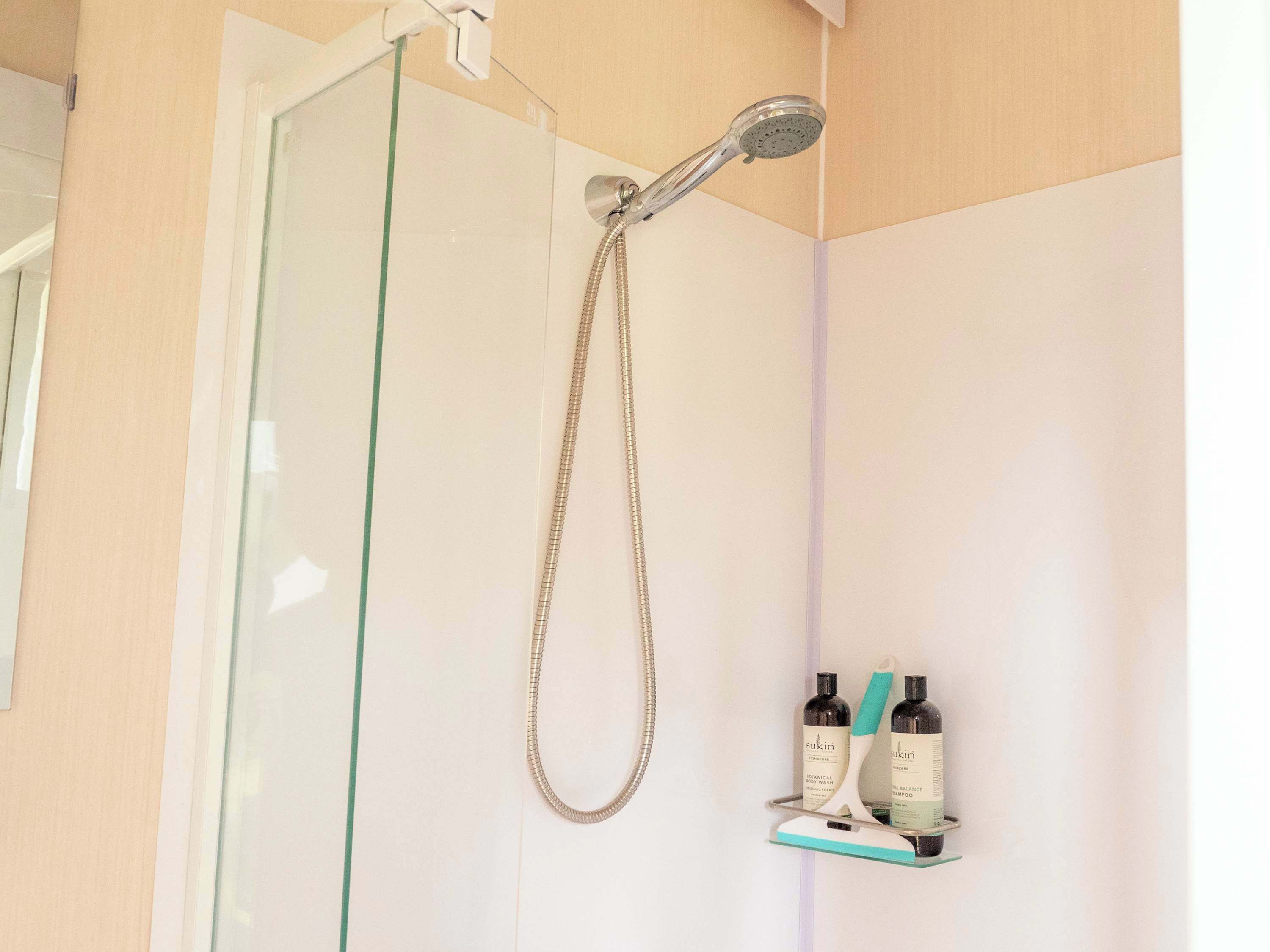 Dusche, Haartrockner, Handtücher