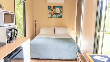 1 bedroom, bed sheets