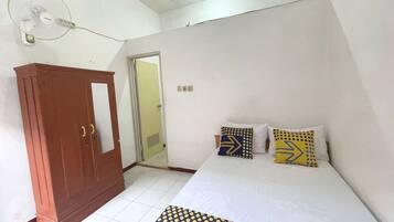Kamar Double Basic | Meja kerja dan seprai linen