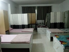 Habitación cuádruple ejecutiva | Escritorio y espacio para trabajar con un portátil