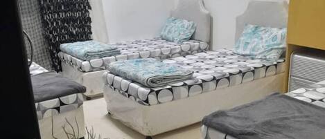 Chambre Quadruple Exécutive | Bureau, espace de travail pour ordinateur portable