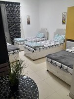 Habitación cuádruple ejecutiva | Escritorio y espacio para trabajar con un portátil