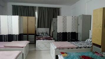 Executive-Vierbettzimmer | Schreibtisch, laptopgeeigneter Arbeitsplatz, schallisolierte Zimmer