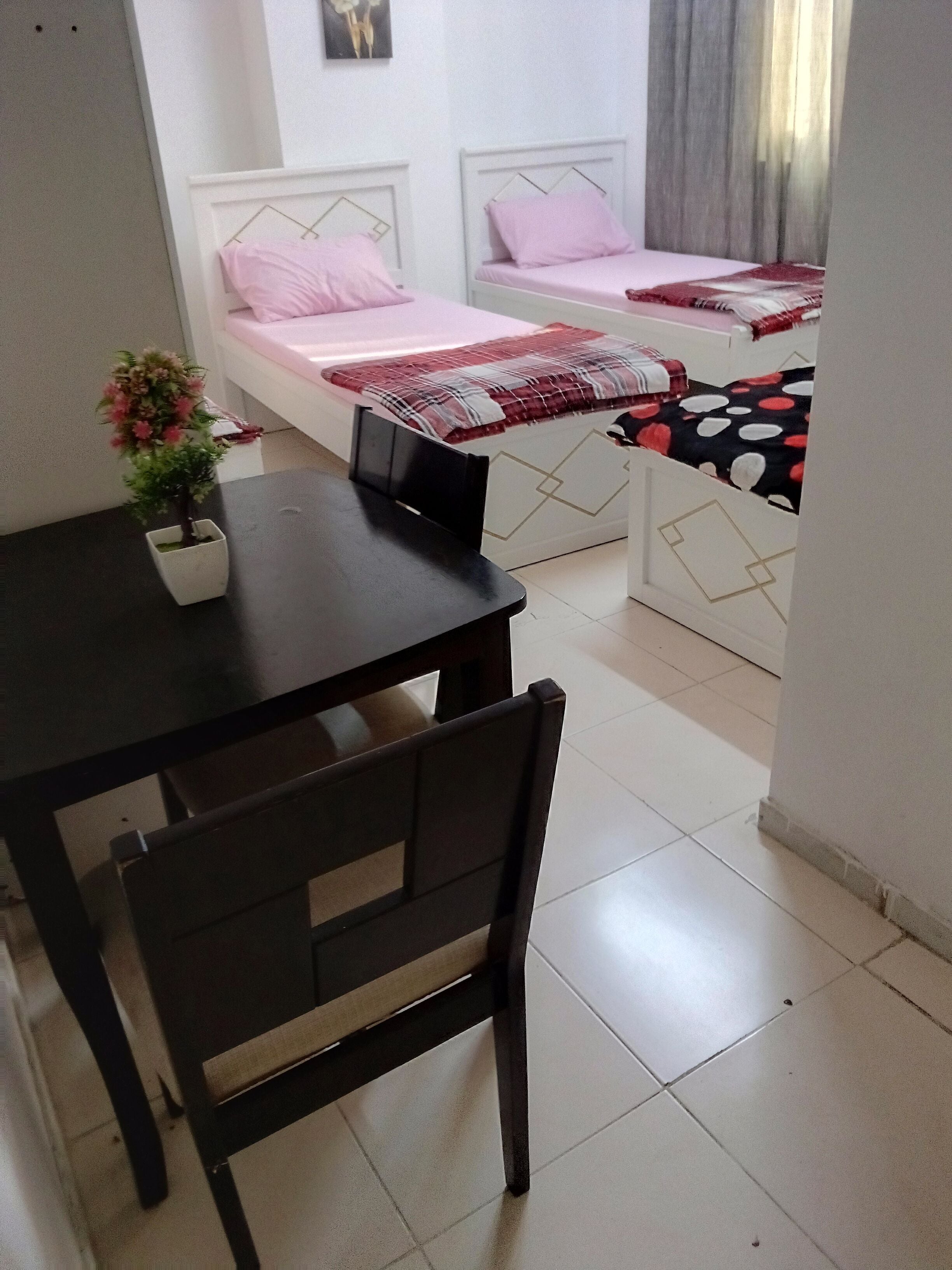 Habitación cuádruple ejecutiva | Escritorio, espacio para trabajar con laptop y insonorización 