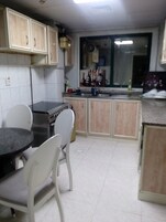 Frigorífico grande, microondas, horno y utensilios de cocina